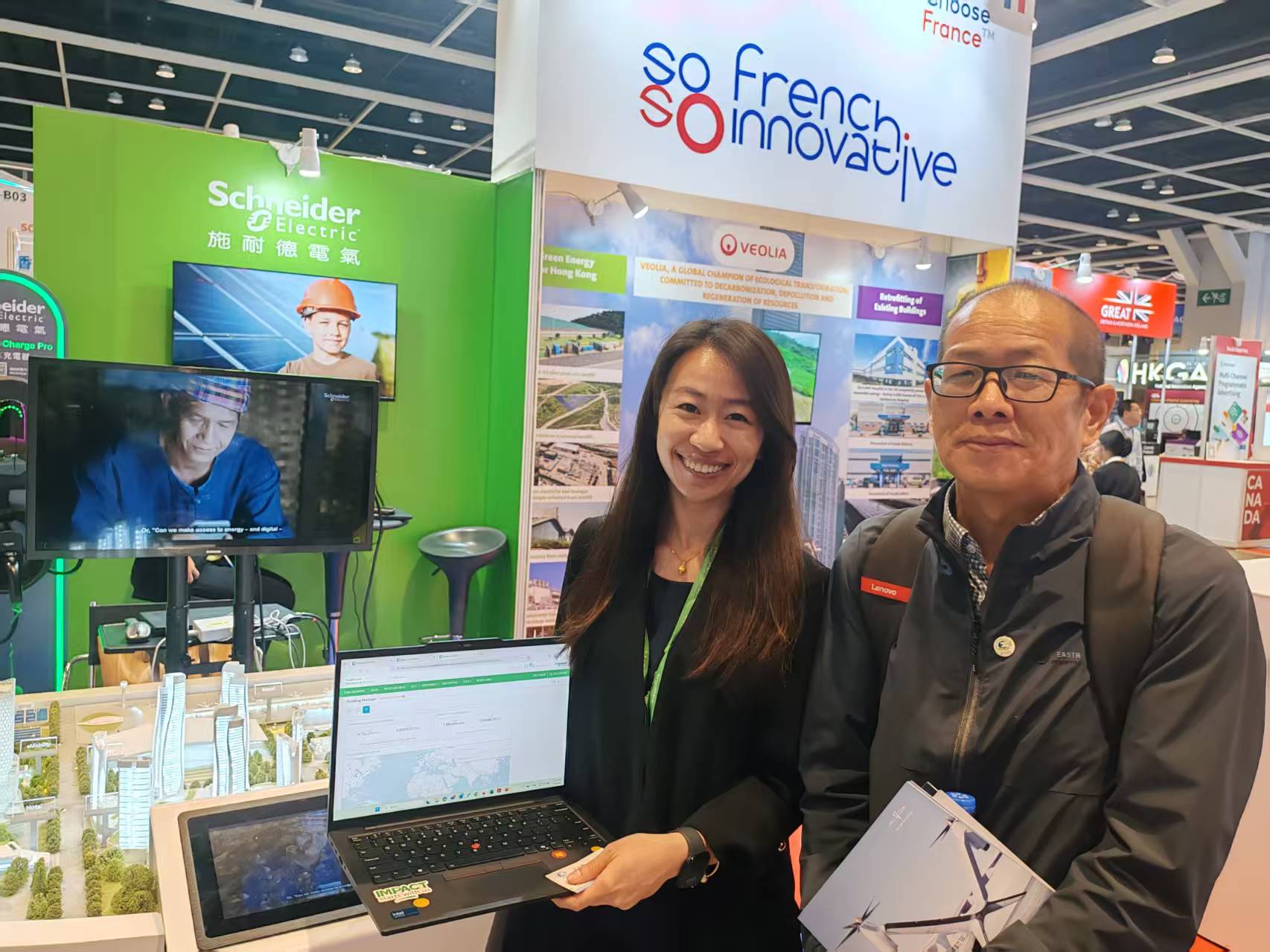 余元旗博士与法国施耐德电气集团合作伙伴合影